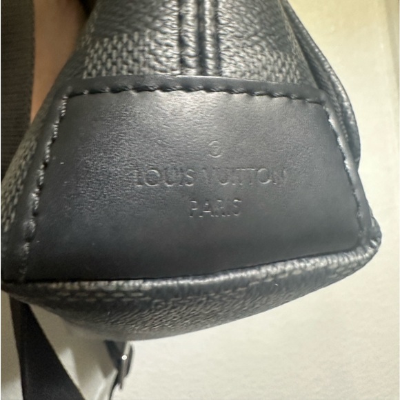 LOUIS VUITTON DISTRICT NM MESSENGER BAG - DAMIER GRAPHITE PM - Picture 9 of 13
